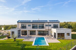 Exterior - New Luxury 5-BR Villa with Pool, Sauna & Gym (Bale)