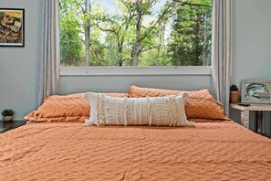 2 bedrooms, WiFi, bed sheets - Pet-Friendly w/River Access, Hot Tub Great Views (Luray)