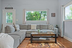 TV, fireplace - Pet-Friendly w/River Access, Hot Tub Great Views (Luray)