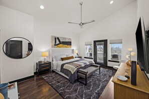3 bedrooms, iron/ironing board, free WiFi, bed sheets - 15 Min to Broadway - Fenced Yard - Family Friendly (Nashville)