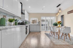 Fridge, microwave, oven, stovetop - Spacious & Luxury 3-bedroom townhouse (Bath and North East Somerset)