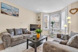 TV - Spacious & Luxury 3-bedroom townhouse (Bath and North East Somerset)