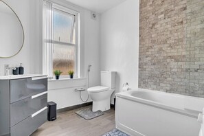 Bathroom - Spacious & Luxury 3-bedroom townhouse (Bath and North East Somerset)