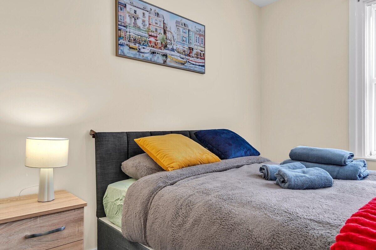 3 bedrooms, internet, bed sheets