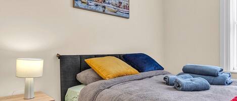 3 bedrooms, internet, bed sheets