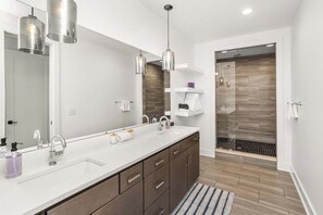 Shower, hair dryer, towels, shampoo - Prime Spot Minutes to 12 South, Gulch & Broadway (Nashville)