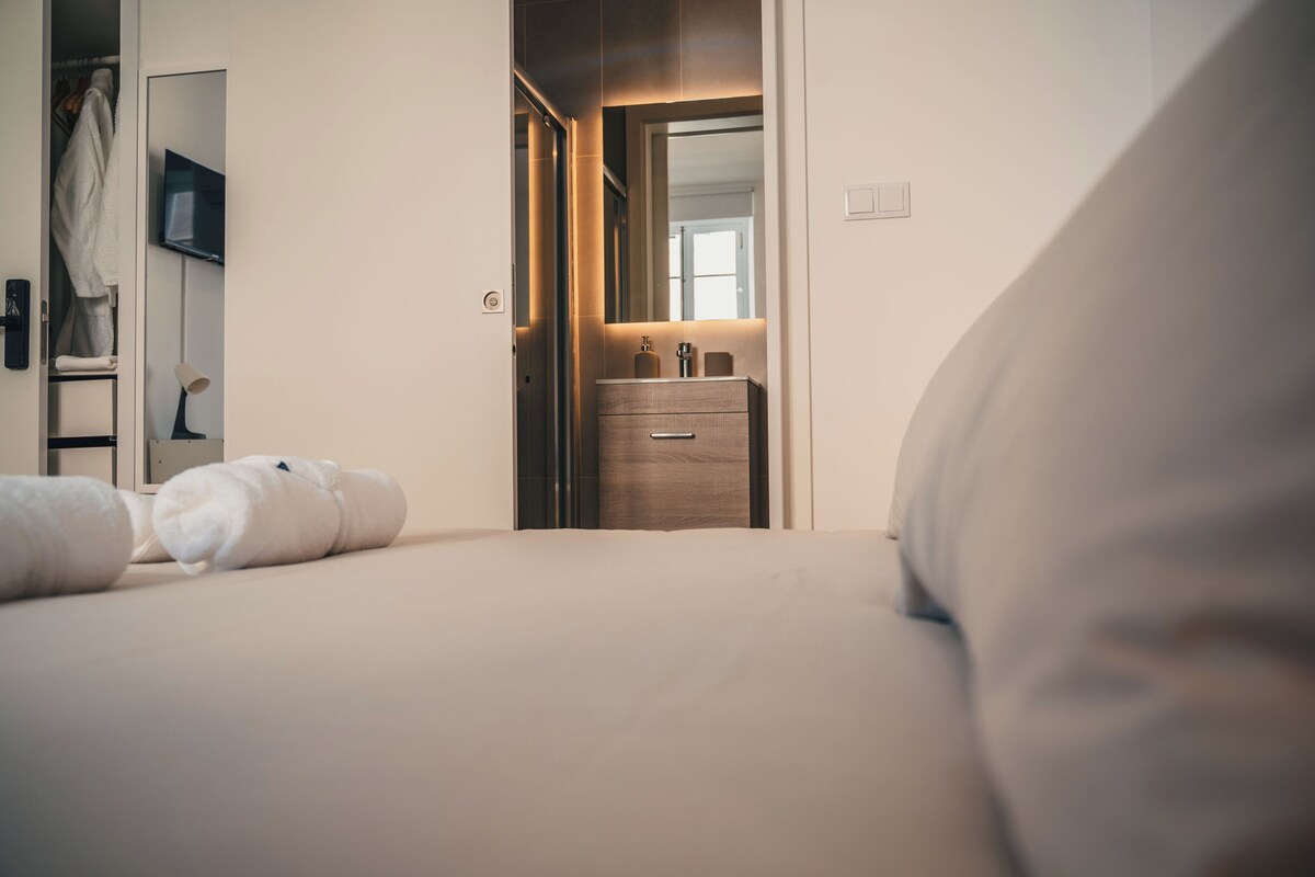 Kamar, 1 Tempat Tidur Queen, kamar mandi pribadi | Seprai antialergi, minibar, tirai kedap cahaya, dan Wi-Fi gratis