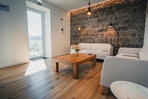 32-inch flat-screen TV with cable channels - Benilde Village House (Povoacao)