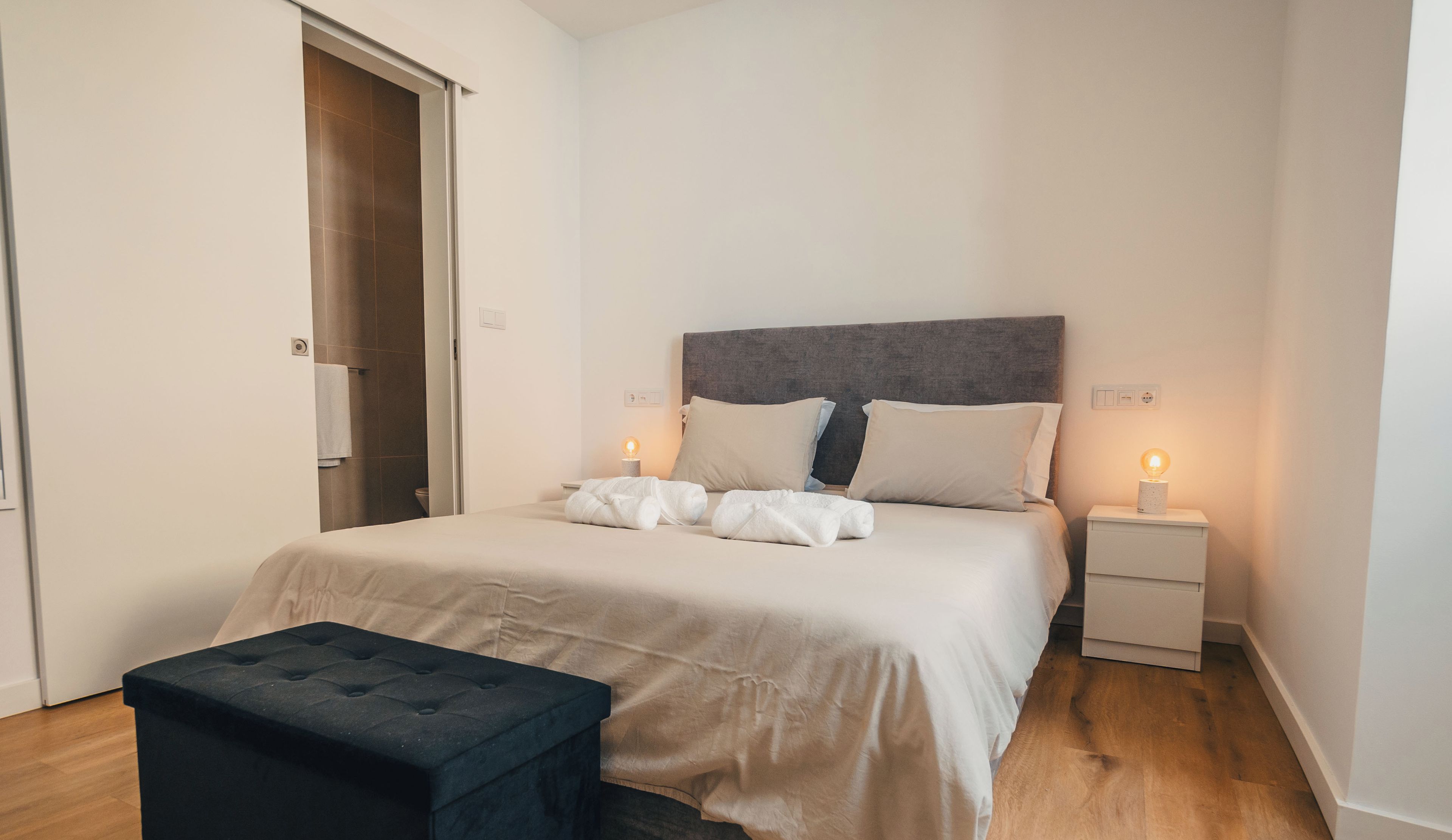 Habitació, 1 llit de matrimoni, bany privat | Roba de llit hipoal·lergògena, minibar i cortines opaques 