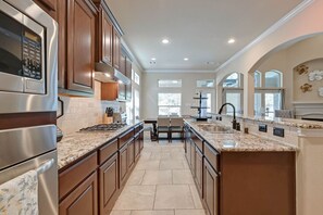 冰箱、微波炉、烤箱、炉灶