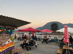 รับประทานอาหารกลางแจ้ง