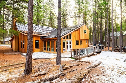Twisted Pines Retreat | Sleeps 13 | Chef's Kitchen