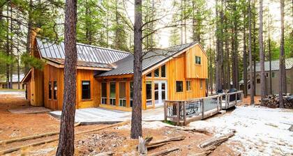 Twisted Pines Retreat | Sleeps 13 | Chef's Kitchen