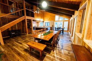 Dining - Twisted Pines Retreat | Sleeps 13 | Chef's Kitchen (Sisters)