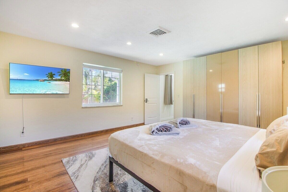 4 bedrooms, iron/ironing board, free WiFi, bed sheets