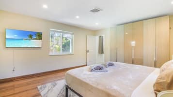 4 bedrooms, iron/ironing board, free WiFi, bed sheets