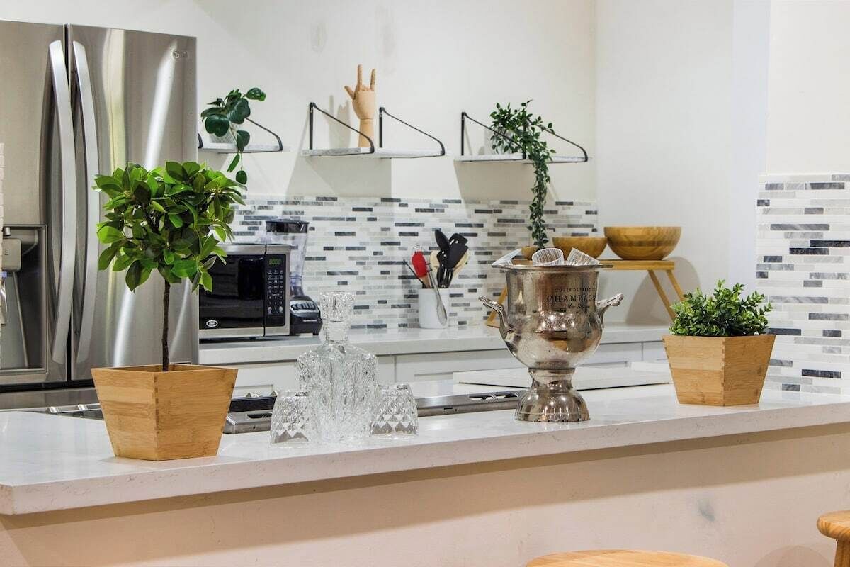 Een koffiezetapparaat/waterkoker, een koelkast, een magnetron, een oven