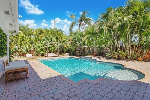 Casa aloha | tropical pool | beach 9 mins | games