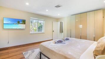 4 bedrooms, iron/ironing board, free WiFi