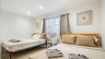 4 bedrooms, iron/ironing board, WiFi (free)