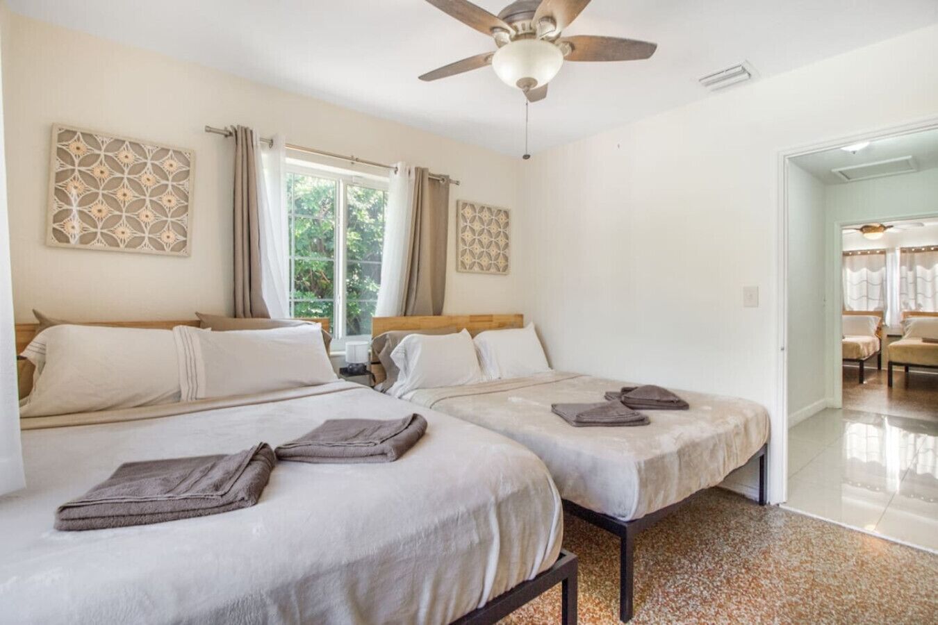 4 habitaciones y tabla de planchar con plancha 