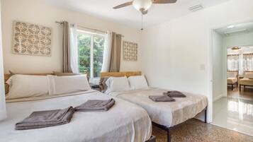 4 habitaciones y tabla de planchar con plancha