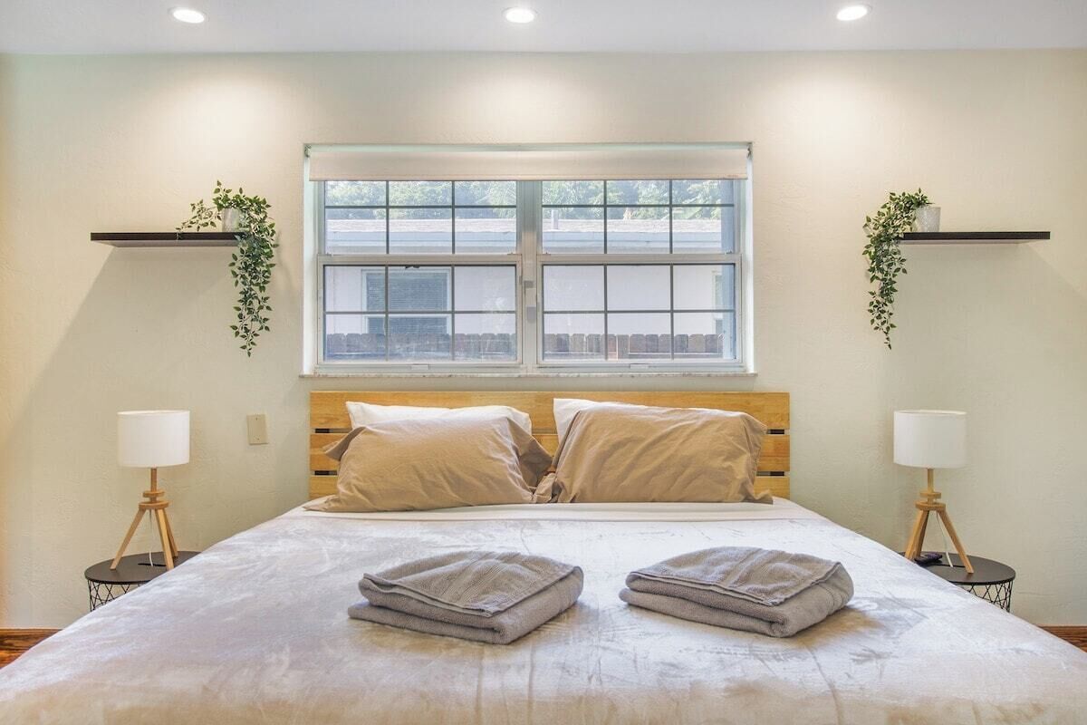 4 bedrooms, iron/ironing board, WiFi (free), bed sheets