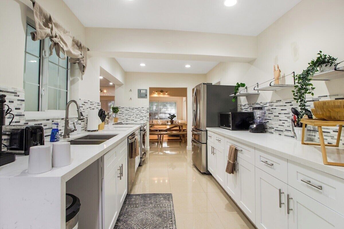 Refrigerador, microondas, horno, placa de cocina