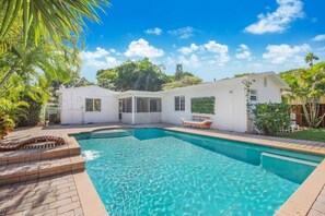 Unclassified image, 3 of 37, button - Casa Aloha | Tropical Pool | Beach 9 mins | Games (Hollywood)