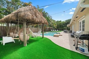 Outdoor dining - Tropical hideaway | private pool | tiki | beach (Miami)