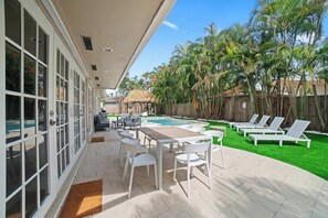 Outdoor dining - Tropical hideaway | private pool | tiki | beach (Miami)