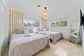 4 bedrooms, in-room safe, iron/ironing board, travel cot - Tropical hideaway | private pool | tiki | beach (Miami)