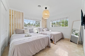 4 bedrooms, in-room safe, iron/ironing board, travel cot - Tropical hideaway | private pool | tiki | beach (Miami)