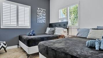 5 chambres, coffre-fort, bureau, fer et planche à repasser