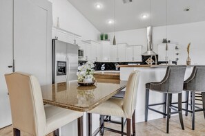 Living Room - Casa asaka | waterfront | pool | paradise (Hollywood)