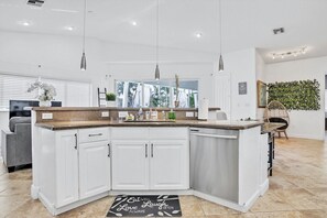 Kitchen - Casa asaka | waterfront | pool | paradise (Hollywood)