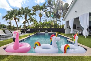 Unclassified image, 5 of 40, button - Casa Asaka | Waterfront | Pool | Paradise (Hollywood)