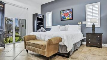 5 chambres, coffres-forts dans les chambres, bureau