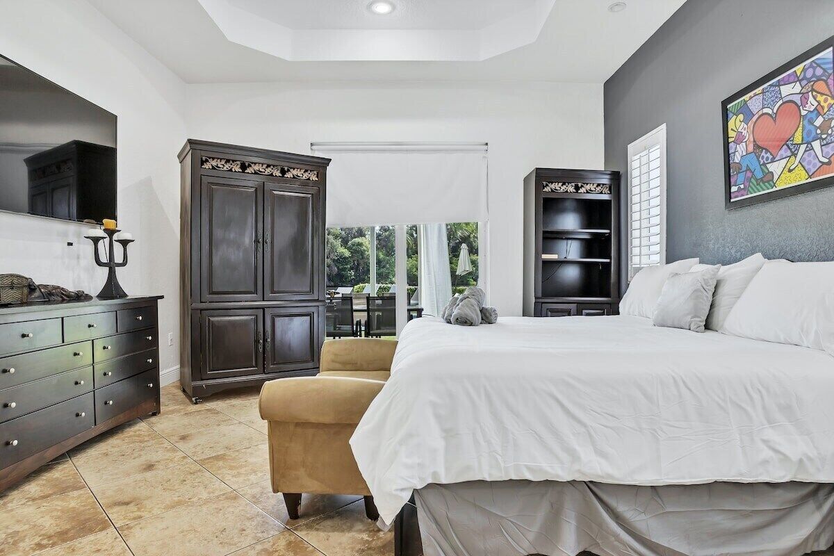 5 chambres, coffres-forts dans les chambres, bureau
