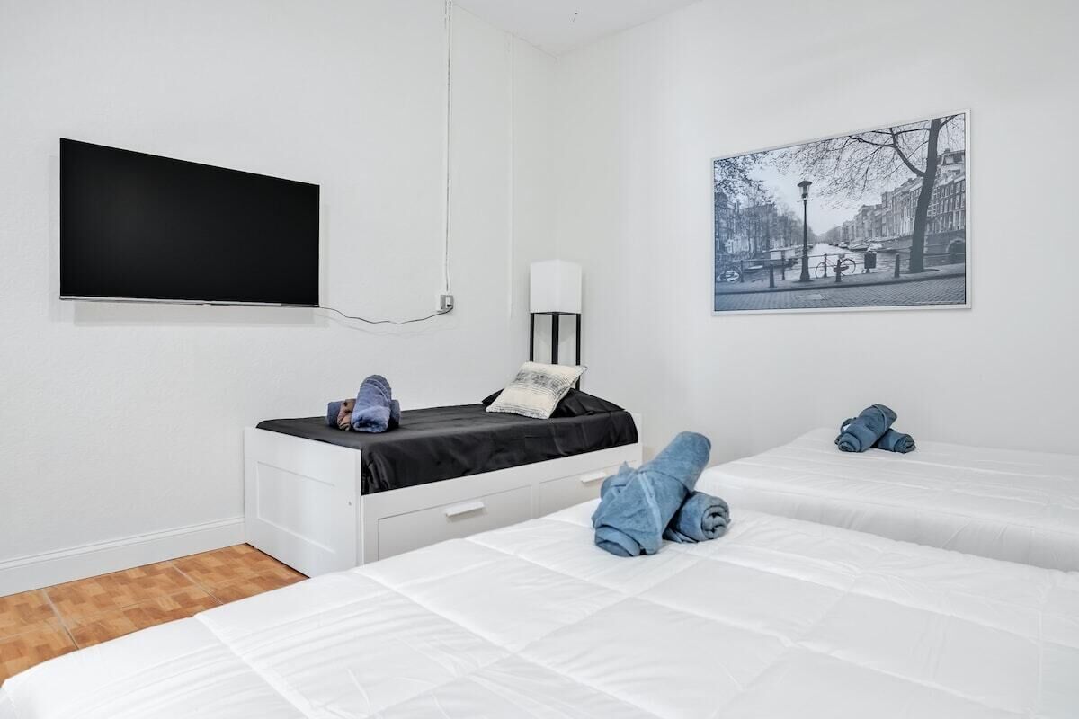 5 slaapkamers, een kluis op de kamer, een bureau