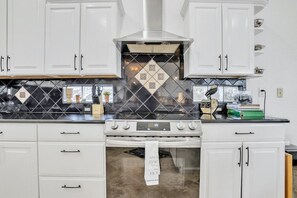 Coffee/tea maker, fridge, microwave, oven - Casa asaka | waterfront | pool | paradise (Hollywood)