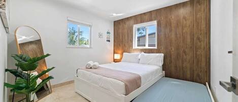 4 habitaciones, escritorio y tabla de planchar con plancha