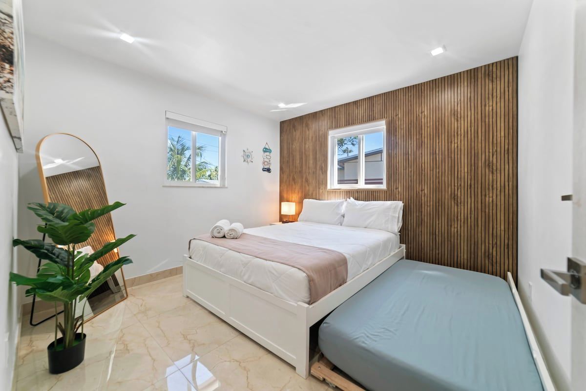 3 bedrooms, desk, iron/ironing board, WiFi (free)