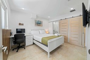3 habitaciones, escritorio, tabla de planchar con plancha y wifi gratis 