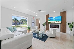 Televisión, chimenea, videoteca y estéreo