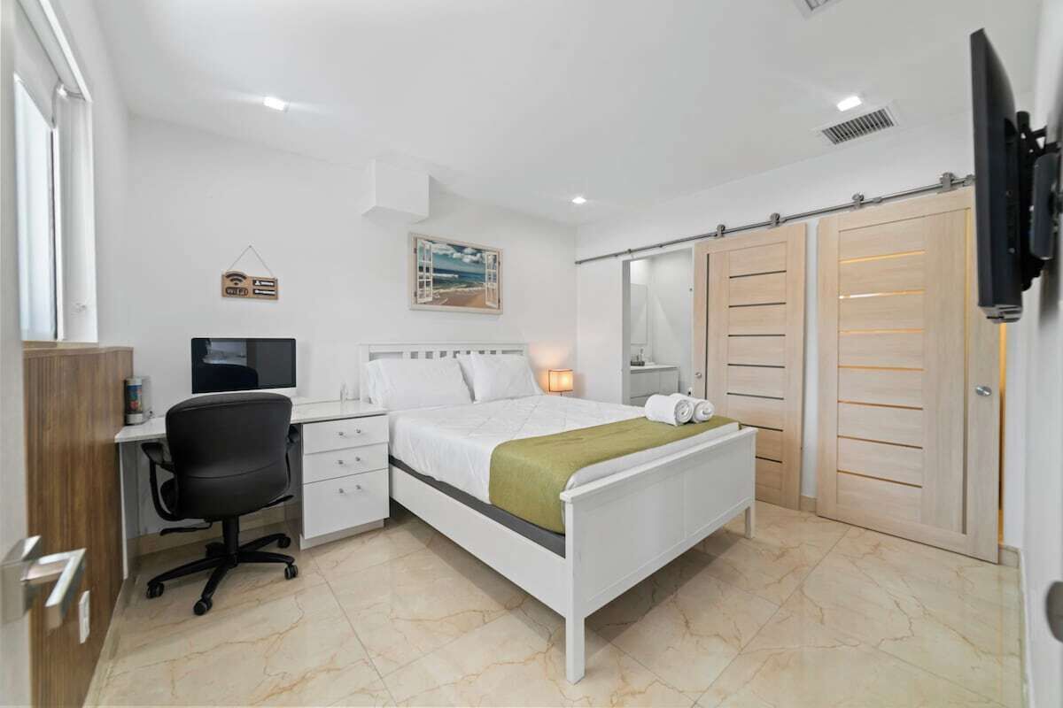 3 bedrooms, desk, iron/ironing board, WiFi (free)