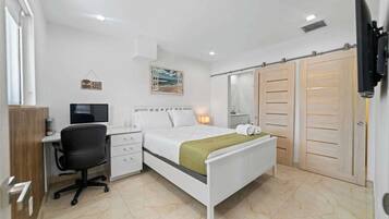 3 bedrooms, desk, iron/ironing board, WiFi (free)