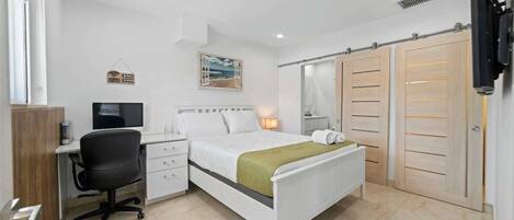 3 bedrooms, desk, iron/ironing board, WiFi (free)