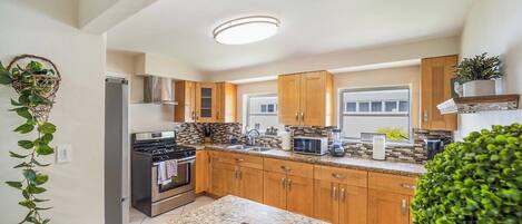 雪櫃、微波爐、焗爐、爐具