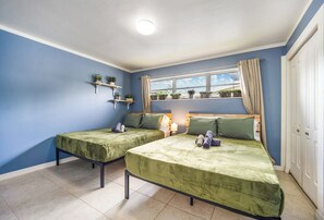 4 slaapkamers, een bureau, een strijkplank/strijkijzer, gratis wifi